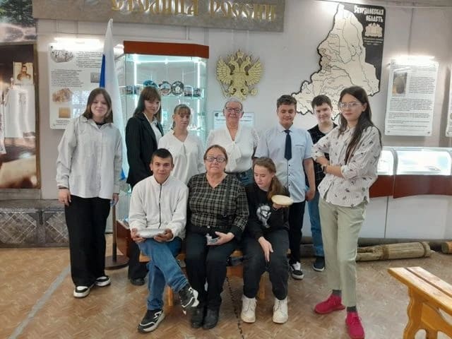 Стоят: Таня Зотова, Диана Толстых, Вика Автушко, Г.Н. Шадрина, Денис Пикалев, Сергей Алюшин, Даша  Толстых; сидят: Валентин Саранин, Суворова И. Н., Ксюша Гавшина 